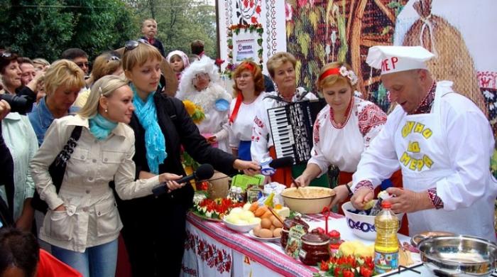 Міжнародний фестиваль дерунів в Коростені - Туристичне Агентство "Патріот"  - Тури по Україні
